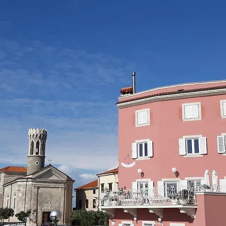 Great Terrace Facing Sea ! *