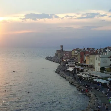 Great Terrace Facing Sea ! *